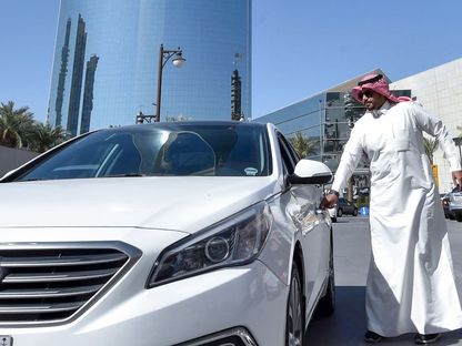 سائق سعودي لدى شركة \"أوبر\" في الرياض - المصدر: بلومبرغ