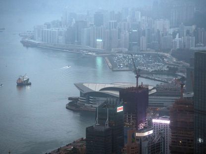 المباني يكتنفها الضباب في هونغ كونغ، الصين. - المصدر: بلومبرغ