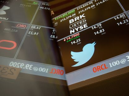 شعار شركة تويتر على لوحة تعرض أسعار الأسهم في بورصة نيويورك. نيويورك. الولايات المتحدة الأميركية - المصدر: بلومبرغ