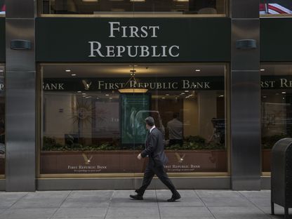 أحد المشاة يمر أمام \"فيرست ريبابليك بنك\" في نيويورك، الولايات المتحدة - المصدر: بلومبرغ