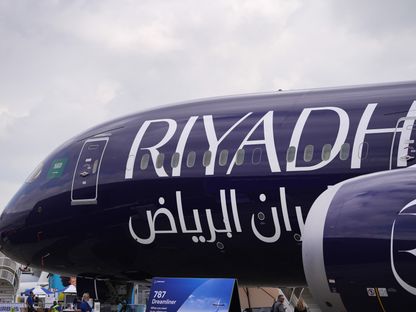 طائرة بوينج دريملاينر من طراز \"787-9\" تابعة لشركة \"طيران الرياض\" في معرض باريس للطيران  في لوبورجيه بباريس - المصدر: بلومبرغ