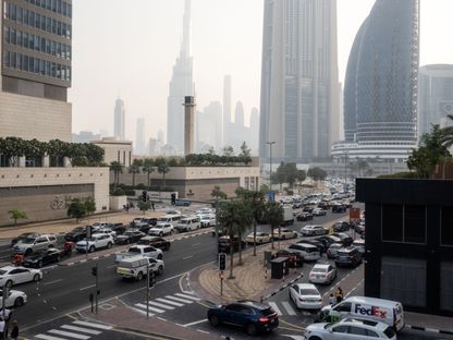 حركة المرور في مركز دبي المالي العالمي (DIFC) في دبي، الإمارات العربية المتحدة - المصدر: بلومبرغ