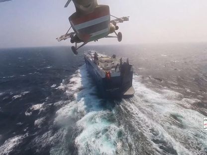 صورة جوية توثق لحظة اختطاف سفينة غالاكسي في البحر الأحمر  - المصدر: بلومبرغ