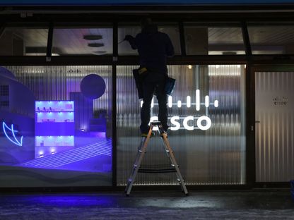 أحد العاملين على إعداد جناح \"سيسكو سيستمز\" في \"المنتدى الاقتصادي العالمي\" في دافوس، سويسرا - المصدر: بلومبرغ