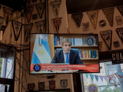 وزير اقتصاد الأرجنتين لويس كابوتو خطابًا مسجلاً حول الإجراءات الاقتصادية في بوينس آيرس يوم 12 ديسمبر - المصدر: بلومبرغ