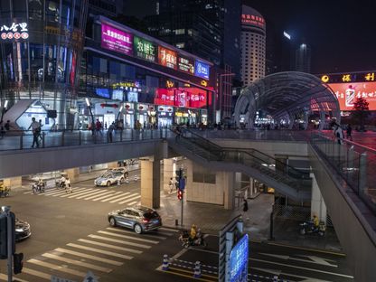 أضاءت اللافتات ليلاً خارج مركز تسوق في شنتشن ، الصين ، يوم الخميس 30 سبتمبر 2021. تواجه أكثر من 20 منطقة صينية انقطاع التيار الكهربائي مع تفاقم أزمة الكهرباء في البلاد - المصدر: بلومبرغ