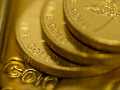 عملات ذهبية كندية بوزن أونصة واحدة مُرتّبة لدى شركة \"غولد إنفستمنتس\" في لندن، المملكة المتحدة - بلومبرغ