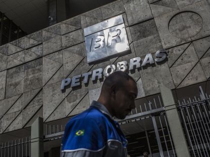 رجل يعبر من أمام مدخل شركة البترول الوطنية البرازيلية \"بتروبراس\" (Petrobras) في ريو جي جانيرو، البرزيل - المصدر: بلومبرغ