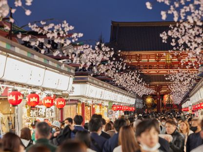 زوار  يتواجدون في معبد سينسوجي بمنطقة أساكوسا بطوكيو ، اليابان - المصدر: بلومبرغ