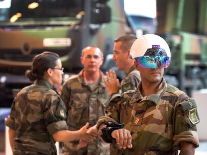 جندي أميركي يرتدي نظارات الواقع المعزز - المصدر: أ.ف.ب