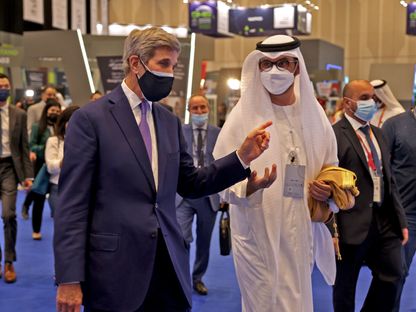 سلطان الجابر، رئيس قمة المناخ \"كوب 28\"، يتبادل الحديث مع مبعوث الرئيس بايدن لشؤون المناخ، جون كيري - المصدر: أ.ف.ب