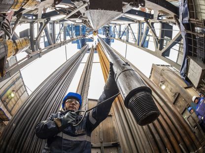 عامل يوجه أنابيب الحفر في منصة حفر الغاز في حقل تشاياندينسكوي للنفط والغاز والمكثفات التابع لشركة \"غازبروم\"  - المصدر: بلومبرغ