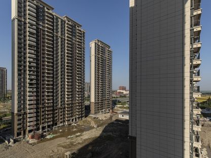 مبان سكنية قيد الإنشاء في مشروع \"ريفرسايد بالاس\" التابع لمجموعة \"تشاينا إيفرغراند غروب\" في سوتشو، مقاطعة جيانغسو، الصين - المصدر: بلومبرغ
