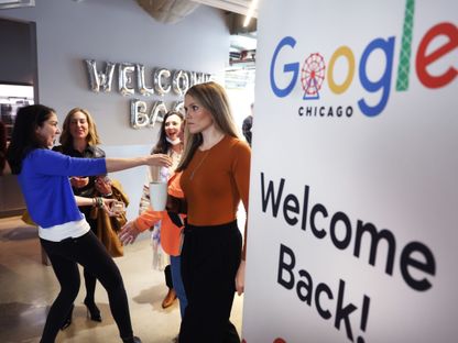 فطور للترحيب بعودة الموظفين إلى مكاتب شركة \"غوغل\" في شيكاغو - المصدر: بلومبرغ