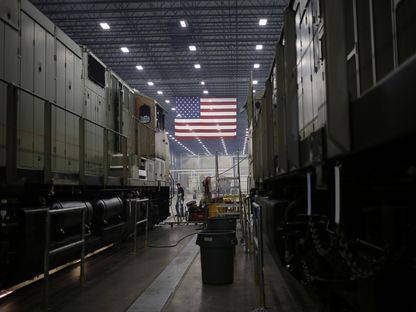 علم الولايات المتحدة معلق في مصنع في فورت وورث، تكساس. - المصدر: بلومبرغ
