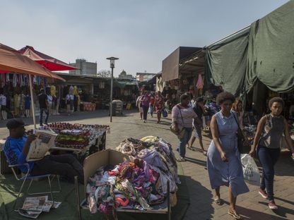 مشاة يتجولون في السوق بمنطقة راندبرج في جوهانسبرغ، جنوب أفريقيا - المصدر: بلومبرغ