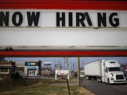 لافتة طلب موظفين خارج محطة وقود \"ماراثون بتروليم سبيدواي\" (Marathon Petroleum Co. Speedway) في سيمور، إنديانا، الولايات المتحدة، يوم الإثنين 6 ديسمبر 2021.  - المصدر: بلومبرغ