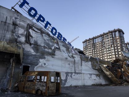 مركز تسوق مدمر في أعقاب الهجمات الروسية في بوتشا بأوكرانيا. - المصدر: بلومبرغ