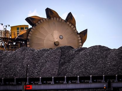 جرافة مواد سائبة تقف بجانب كومة من الفحم في ميناء نيوكاسل، بمدينة نيوكاسل، بنيو ساوث ويلز في أستراليا، يوم الإثنين 12 أكتوبر 2020  - المصدر: بلومبرغ
