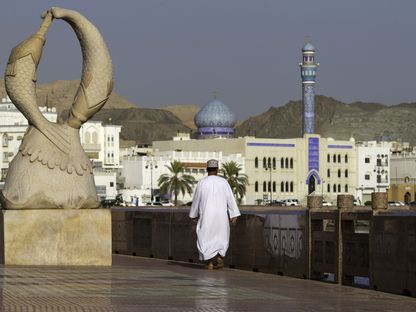 مواطن عماني يسير على طول كورنيش مدينة مسقط القديمة، سلطنة عمان  - المصور: كريستوفر بايك / بلومبرغ