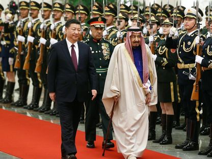 الرئيس الصيني شي جين بينغ خلال استقباله الملك سلمان بن عبد العزيز في قاعة الشعب الكبرى، بكين. الصين في 16 مارس 2017  - المصدر: رويترز