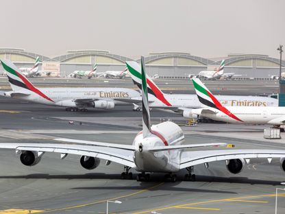 طائرة إيرباص SE A380-800 ، تشغلها طيران الإمارات،  في مطار دبي الدولي في دبي ، الإمارات العربية المتحدة. - الشرق/بلومبرغ