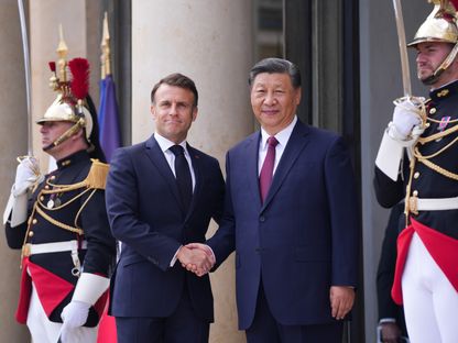 الرئيس الفرنسي إيمانويل ماكرون ونظيره الصيني شي جين بينغ في باريس خلال زيارة تعود لتاريخ 6 مايو 2024 - المصدر: بلومبرغ