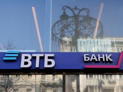 لافتة خارج فرع بنك \"في تي بي بنك\" في موسكو ، روسيا. - المصدر: بلومبرغ
