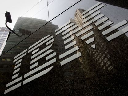 شعار  \"آي بي إم\" (IBM) مثبت خارج مكتب الشركة في ميونيخ، ألمانيا - المصدر: بلومبرغ