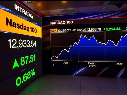 صورة لحركة مؤشر \"ناسداك 100\" مرتفعا بنسبة 1.9% يوم الأربعا 29 مارس 2023، عندما أنهى المؤشر الذي يعطي وزنا أعلى لأسهم التكنولوجيا التعاملات مرتفعا  20.3% فوق أدنى مستوى إغلاق له في ديسمب، وهي عتبة تعتبر بداية موجة صعودية جديدة. - المصدر: بلومبرغ