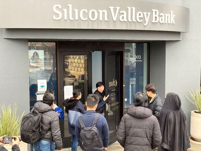 عملاء مصطافون أمام باب \"سيليكون فالي بنك\" - المصدر: غيتي إيمجز