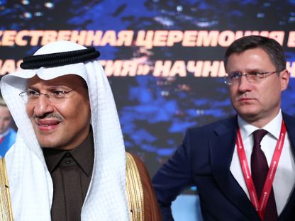 صورة أرشيفية لوزير الطاقة السعودي الأمير عبد العزيز بن سلمان ونائب رئيس الوزراء الروسي ألكسندر نوفاك خلال منتدى أسبوع الطاقة الدولي في موسكو، بتاريخ 3 أكتوبر 2019، روسيا - المصدر: رويترز