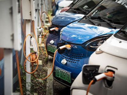 سيارات كهربائية تشحن في موقف للسيارات، الصين - المصدر: بلومبرغ