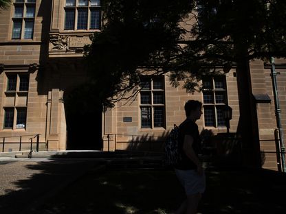 طالب يسير أمام مبنى كلية الطب بجامعة سيدني في سيدني، أستراليا، يوم الثلاثاء، 25 فبراير 2020. - المصدر: بلومبرغ