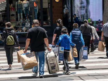 أشخاص يحملون حقائب تسوق في سان فرانسيسكو. ولاية كاليفورنيا، الولايات المتحدة، يوم الخميس 10 يونيو 2021 - المصدر: بلومبرغ