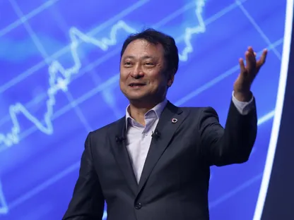 جونيتشي مياكاوا، رئيس \"سوفت بنك كورب\" - بلومبرغ