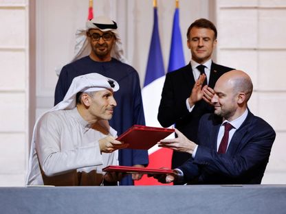 رئيس دولة الإمارات العربية المتحدة، الشيخ محمد بن زايد آل نهيان، والرئيس الفرنسي إيمانويل ماكرون، يشهدان مراسم توقيع اتفاقية حول الذكاء الاصطناعي، وقعها كل من وزير أوروبا والشؤون الخارجية الفرنسي، جان-نويل بارو، والرئيس التنفيذي لشركة مبادلة للاستثمار، خلدون المبارك، خلال حفل أقيم في قصر الإليزيه في باريس، وذلك في إطار زيارة الشيخ محمد بن زايد الرسمية إلى فرنسا، بتاريخ 6 فبراير 2025. - رويترز