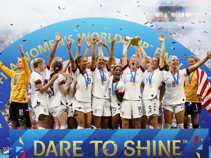 لاعبات منتخب الولايات المتحدة الأميركية يرفعن كأس العالم بعد فوزهن بمونديال 2019 في فرنسا  - المصدر: حساب FIFA على \"فيسبوك\"