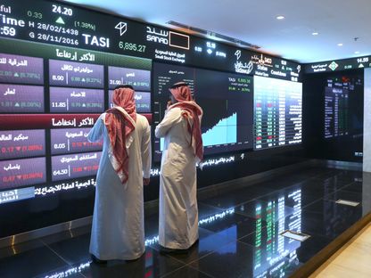 مستثمران يتابعان تحركات الأسهم في سوق المال السعودية \"تداول\"، الرياض، المملكة العربية السعودية. - المصدر: بلومبرغ