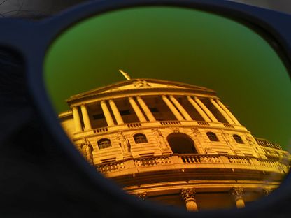 مبنى بنك إنجلترا منعكساً على عدسة نظارة شمسية في لندن - المصدر: بلومبرغ