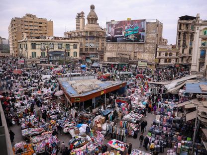متسوقون في حي العتبة بالقاهرة، مصر - بلومبرغ