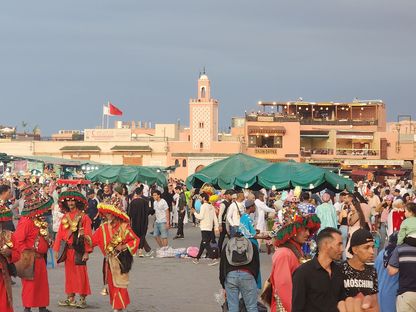 سياح في ساحة \"جامع الفنا\" بمراكش المدينة السياحية الأولى في المغرب - المصدر: الشرق