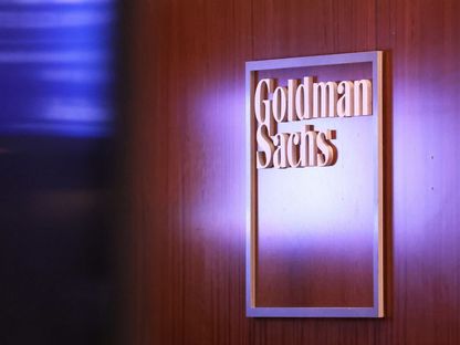 شعار  مصرف \"غولدمان ساكس\" على حائط خشبي داخل بورصة نيويورك، نيويورك، الولايات المتحدة - المصدر: بلومبرغ