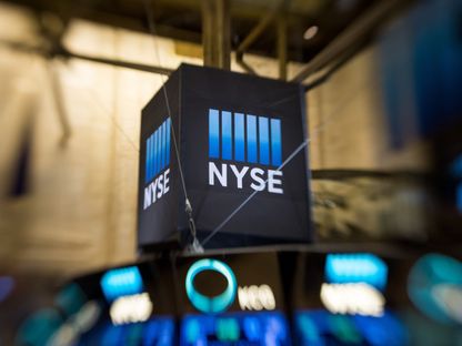 شعار بورصة نيويورك للأوراق المالية داخل قاعة التداول في مبنى السوق المالية في نيويورك. الولايات المتحدة - المصدر: بلومبرغ