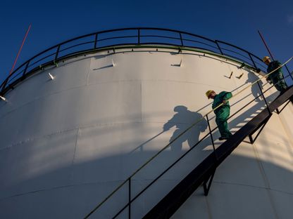 صهريج لتخزين النفط في حقل للنفط والغاز في ألغيو، المجر - المصدر: غيتي إيمجز