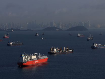 سفن في خليج بنما تنتظر دورها في عبور قناة بنما. - المصدر: بلومبرغ