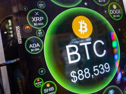 شاشة تعرض سعر عملة بتكوين مقابل الدولار الأميركي - بلومبرغ