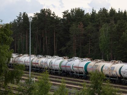 عربات شحن تحمل النفط والوقود في ميناء ريغا الحر في ريغا ، لاتفيا  - المصدر: بلومبرغ