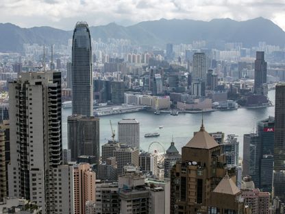 مبنى المركز المالي الدولي، على اليسار، بجانب مباني أخرى في هونغ كونغ، الصين - المصدر: بلومبرغ