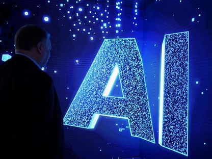 رجل ينظر إلى شاشة خلال عرض عن الذكاء الاصطناعي - AFP